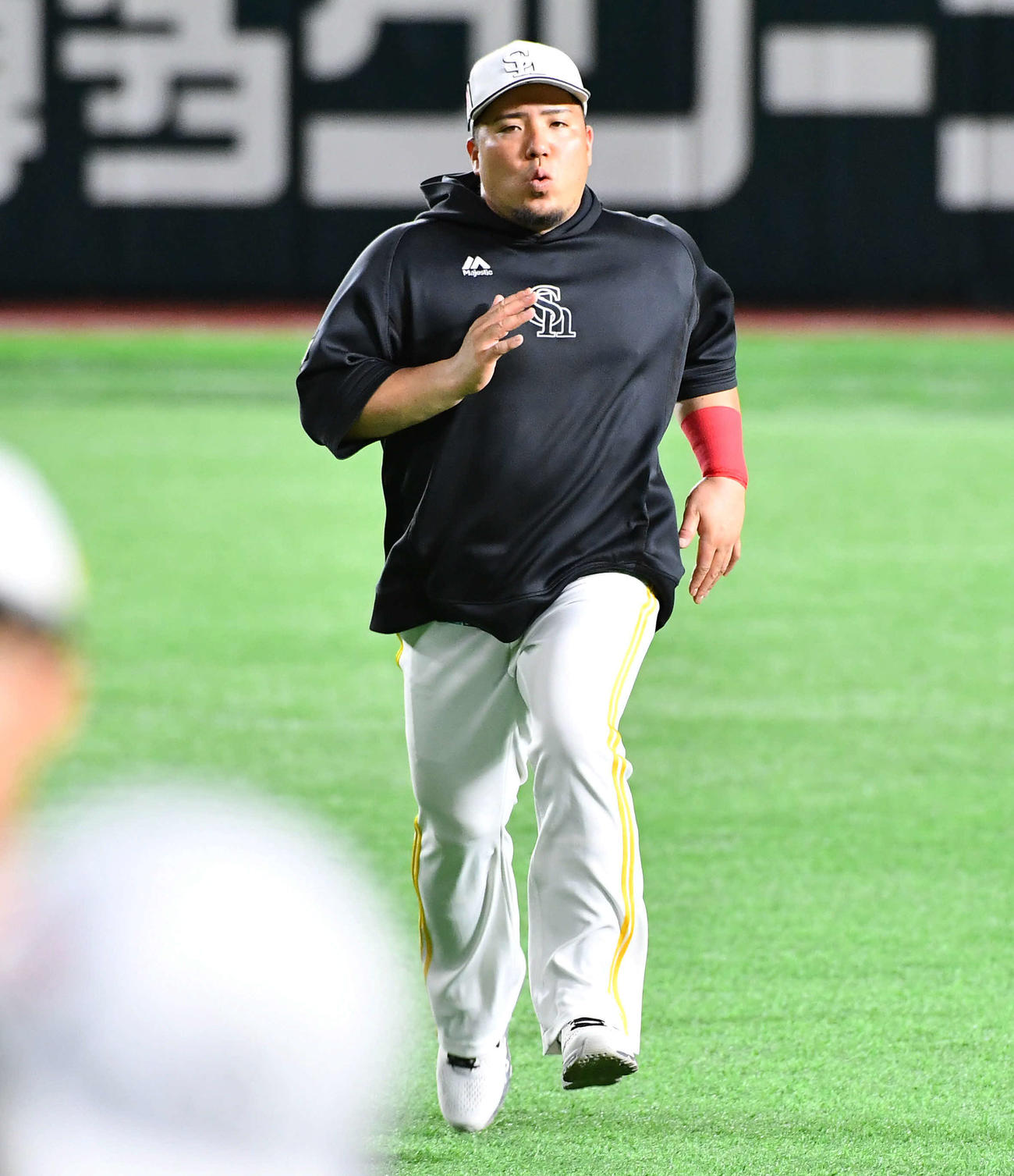 ウオーミングアップを行うソフトバンク山川（撮影・岩下翔太）