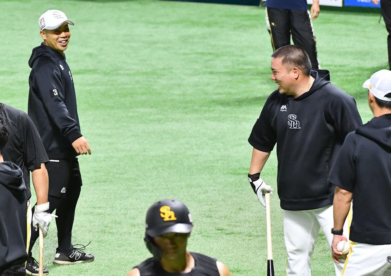 1軍に合流したソフトバンク山川（右）は近藤と笑顔で話す（撮影・岩下翔太）