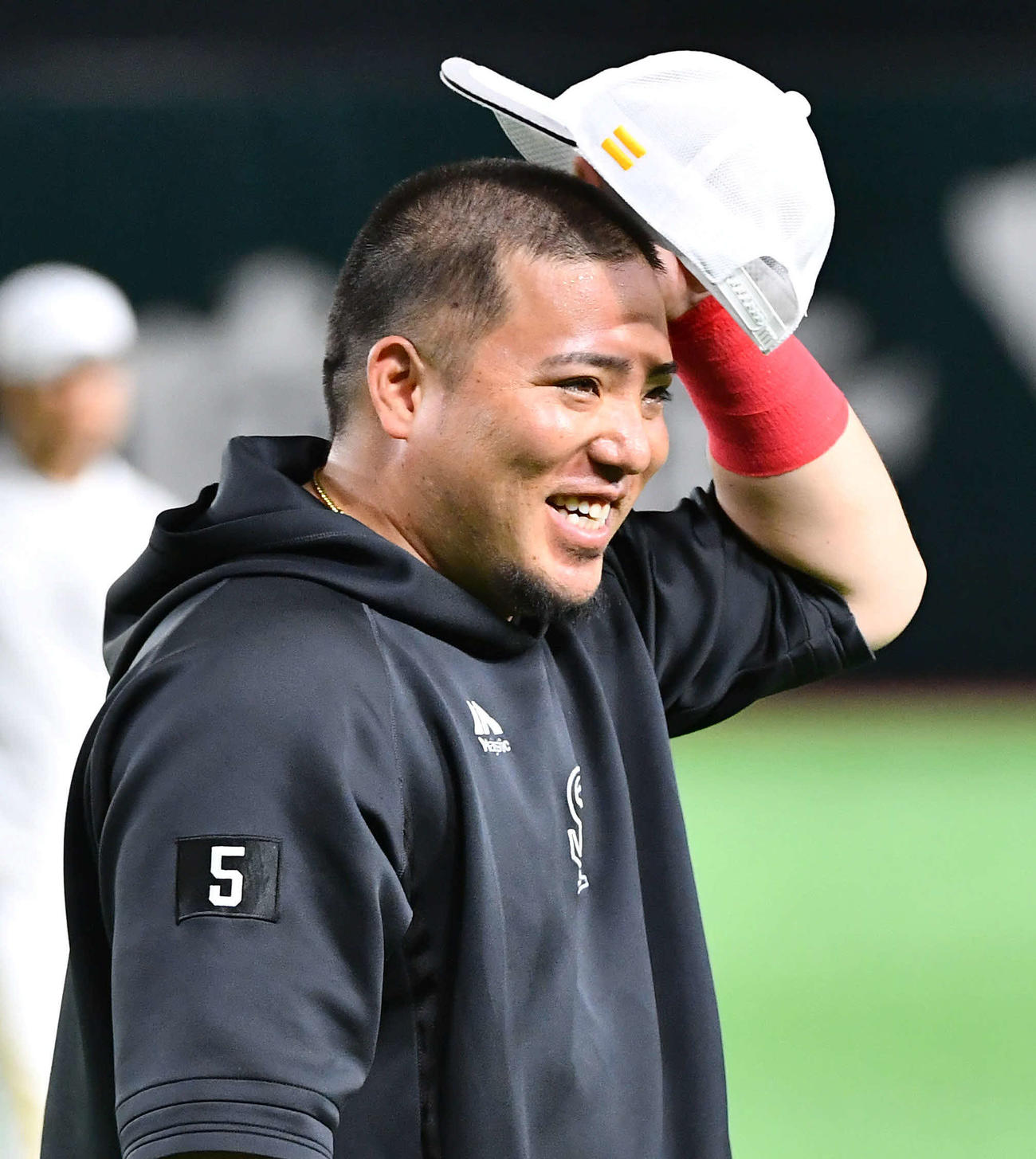 1軍に合流したソフトバンク山川は丸刈り姿で笑顔を見せる（撮影・岩下翔太）