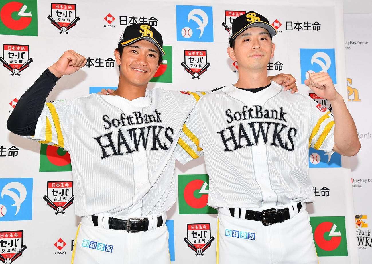 日本生命最優秀選手賞を受賞したソフトバンク柳町と優秀選手賞を受賞した大関（撮影・岩下翔太）