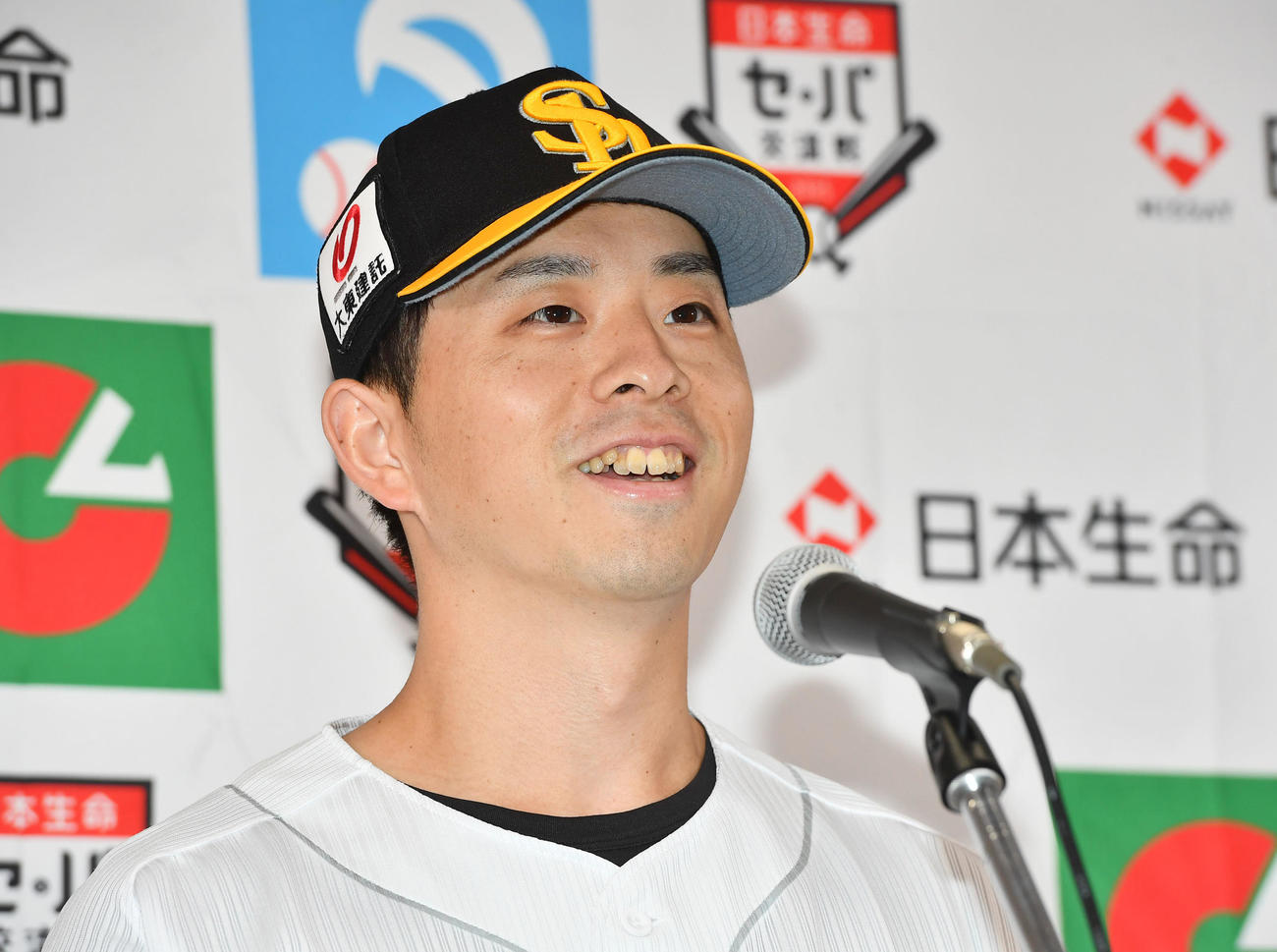 日本生命優秀選手賞を受賞したソフトバンク大関（撮影・岩下翔太）