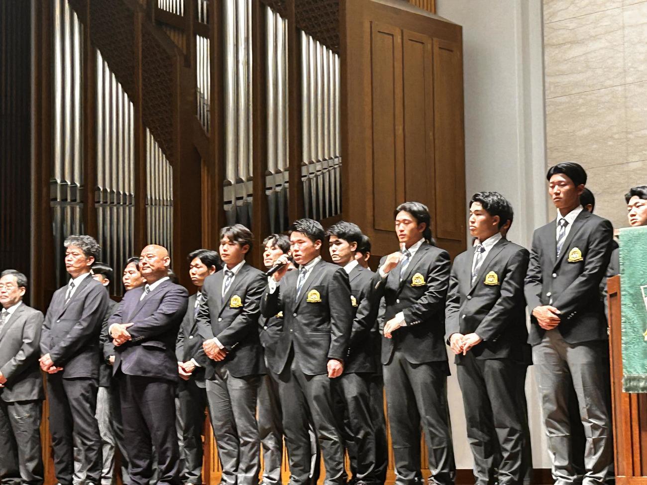 東都大学野球リーグ5季連続優勝報告会でマイクを握る小田（撮影・平山連）