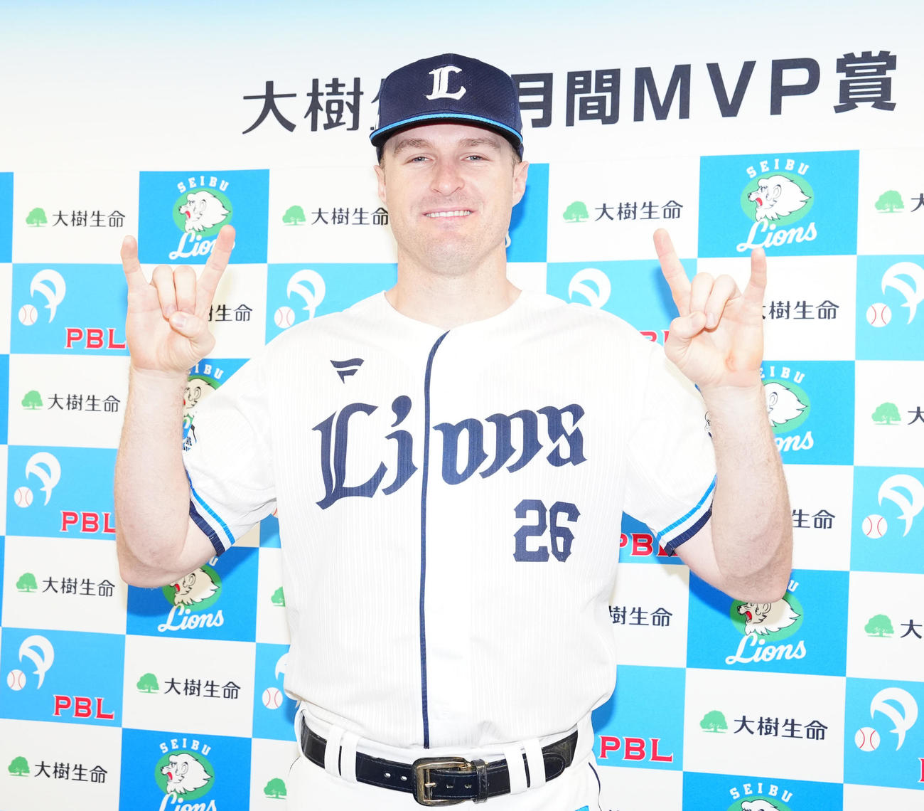 5月度の月間MVPを受賞しポーズを決める西武ネビン（撮影・江口和貴）