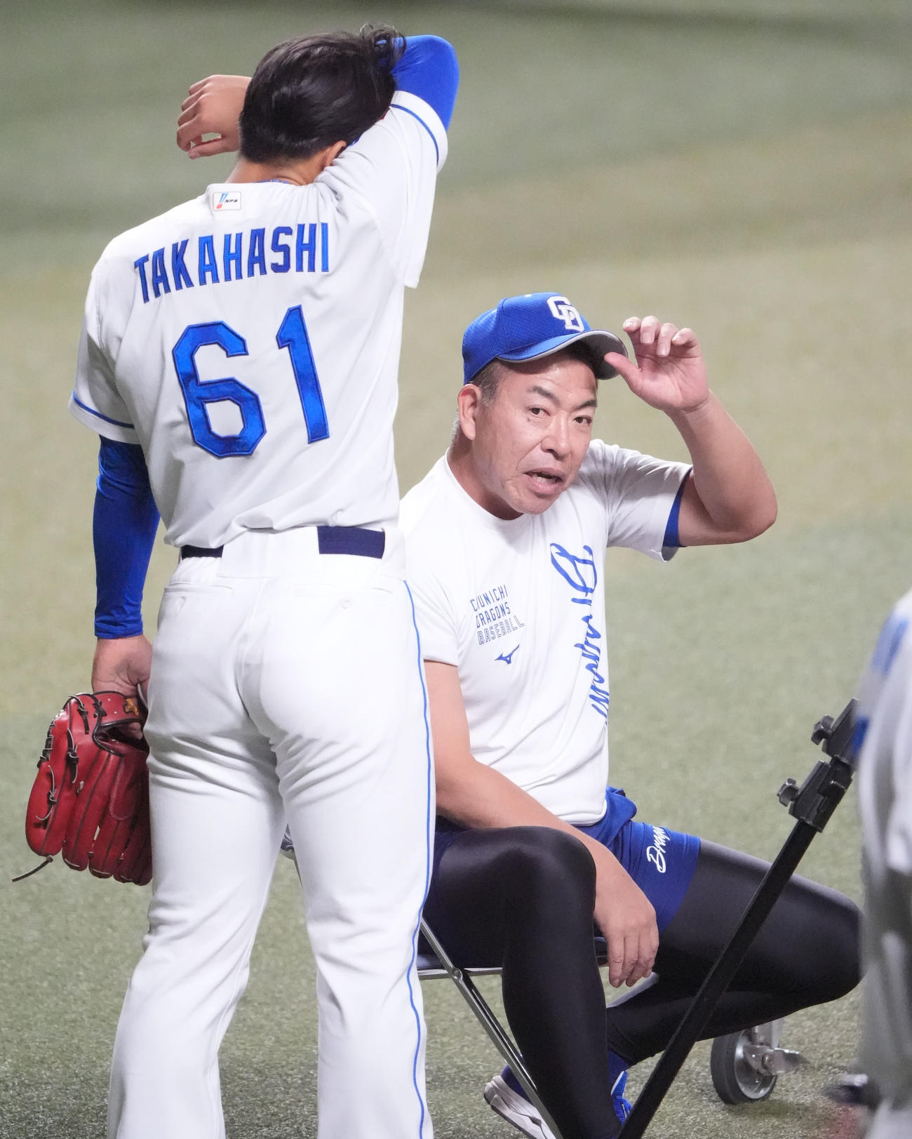 シート打撃練習に登板した高橋幸（左）に話をする井上監督（撮影・森本幸一）