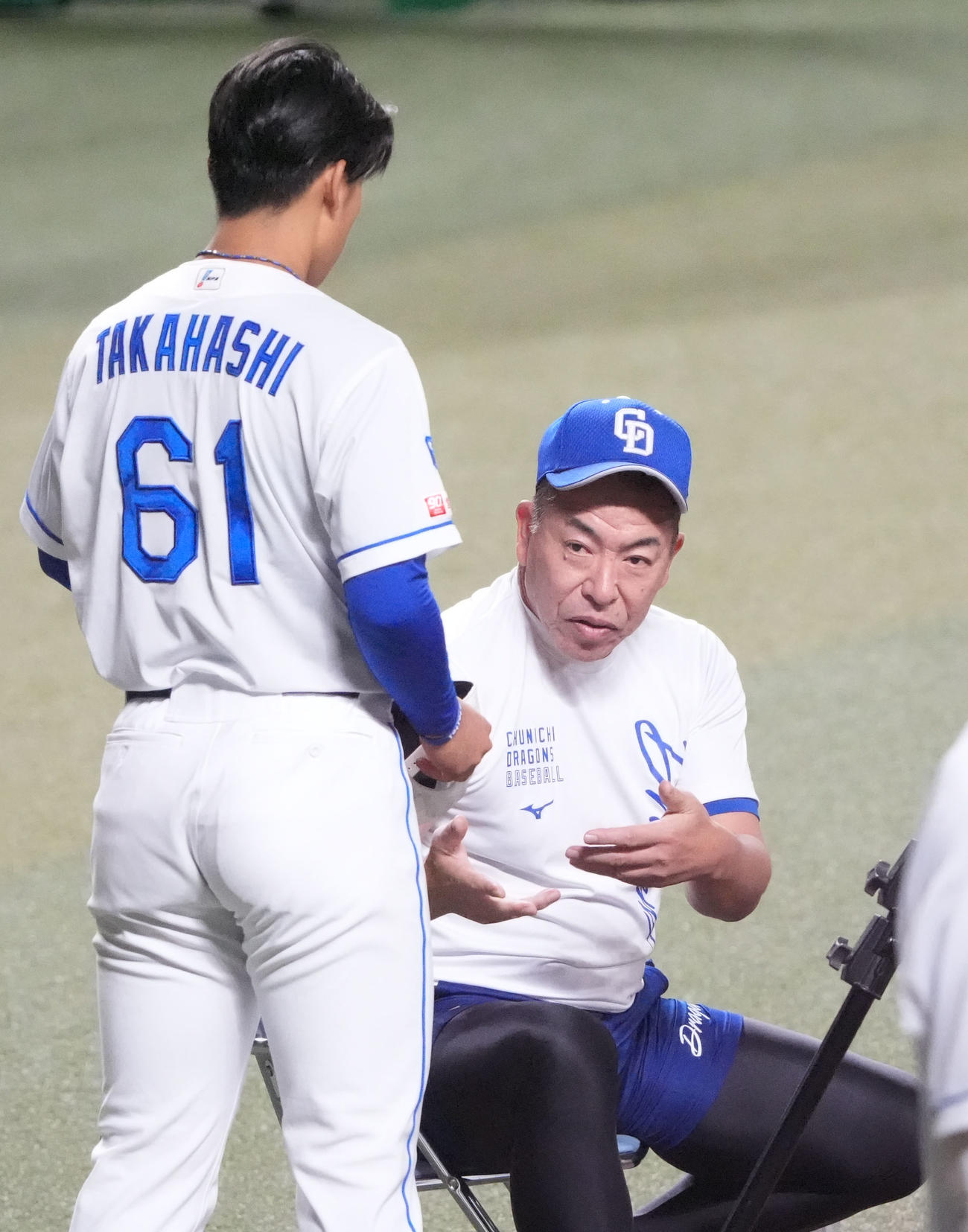 シート打撃練習に登板した高橋幸（左）に話をする井上監督（撮影・森本幸一）