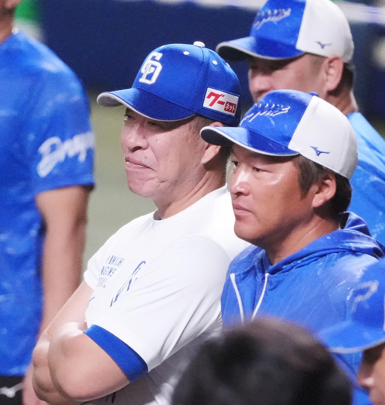 小池2軍打撃コーチ（右）と言葉を交わし練習を見つめる井上監督（撮影・森本幸一）