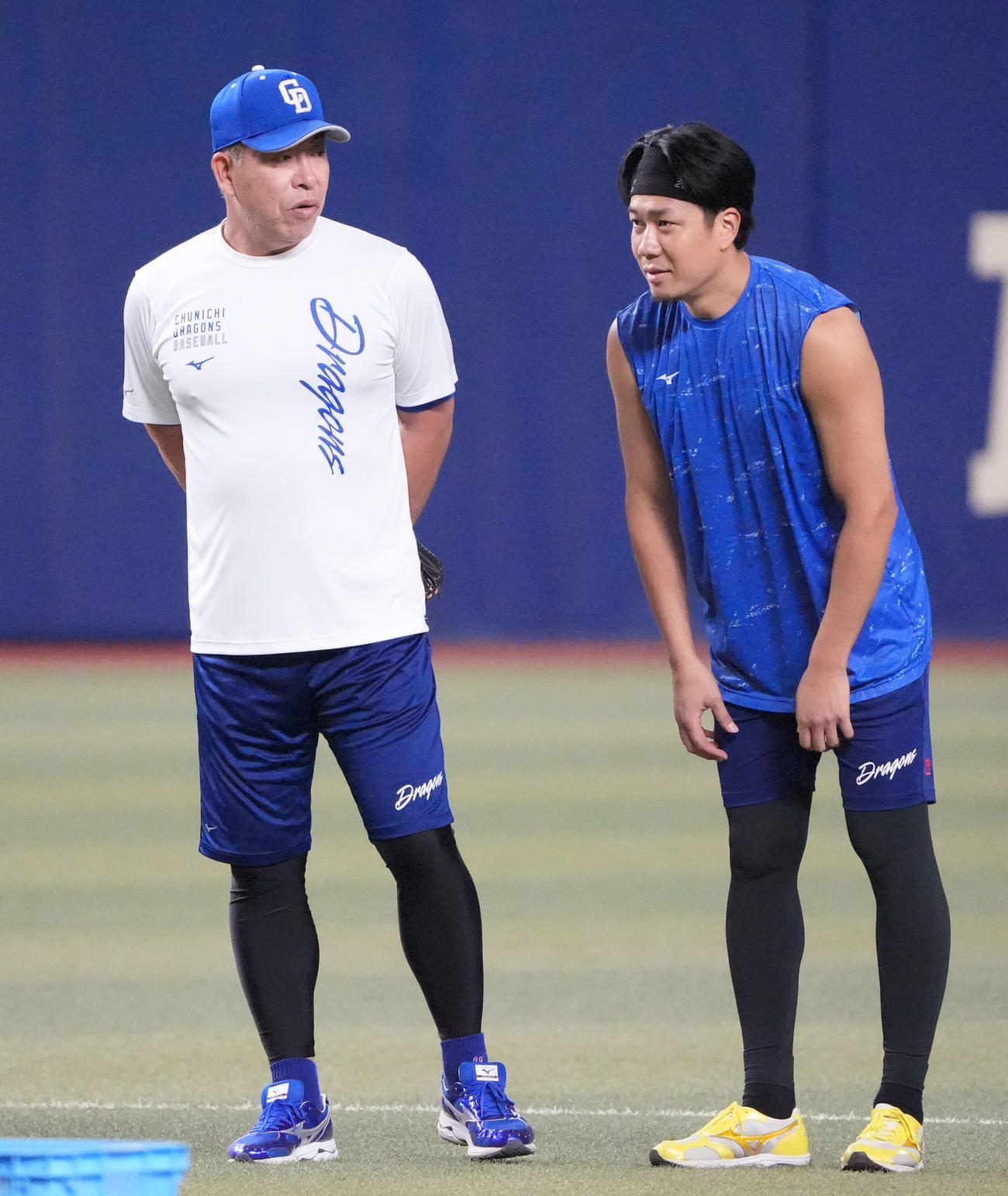大野（右）と言葉を交わす井上監督（撮影・森本幸一）