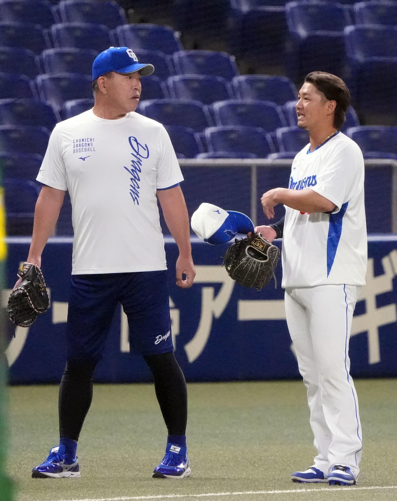 佐藤（右）と言葉を交わす井上監督（撮影・森本幸一）