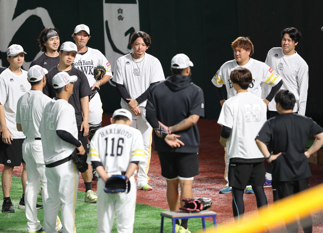 ヘルナンデスのあいさつを聞く投手陣（撮影・梅根麻紀）