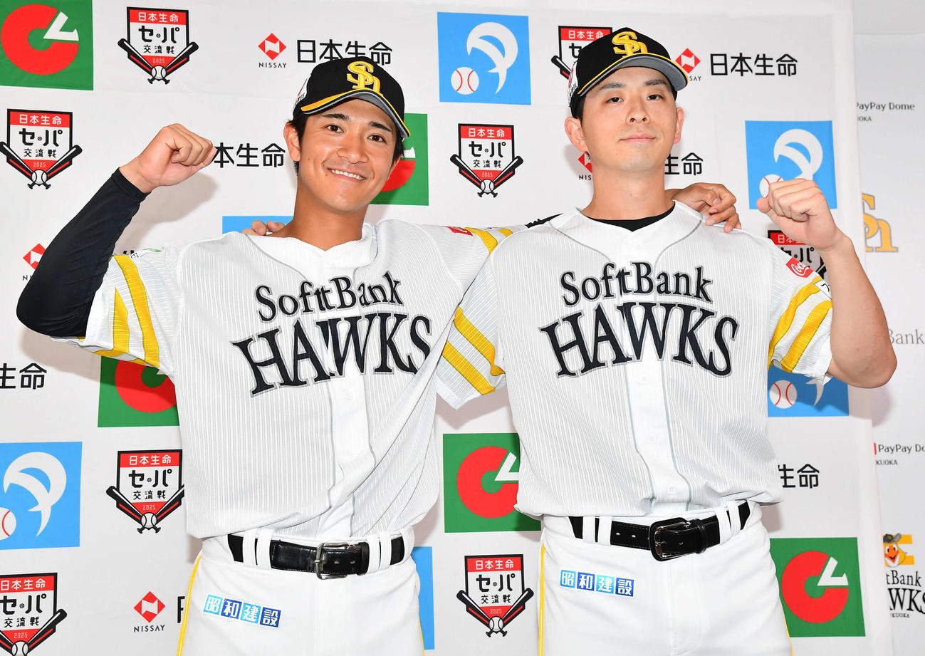 日本生命最優秀選手賞を受賞したソフトバンク柳町（左）と優秀選手賞を受賞した大関（撮影・岩下翔太）