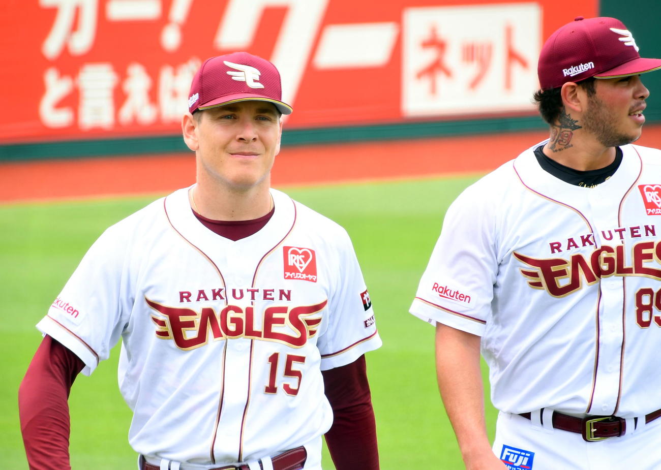 先発投手練習に参加した楽天ハワード（左）とヤフーレ（撮影・山田愛斗）