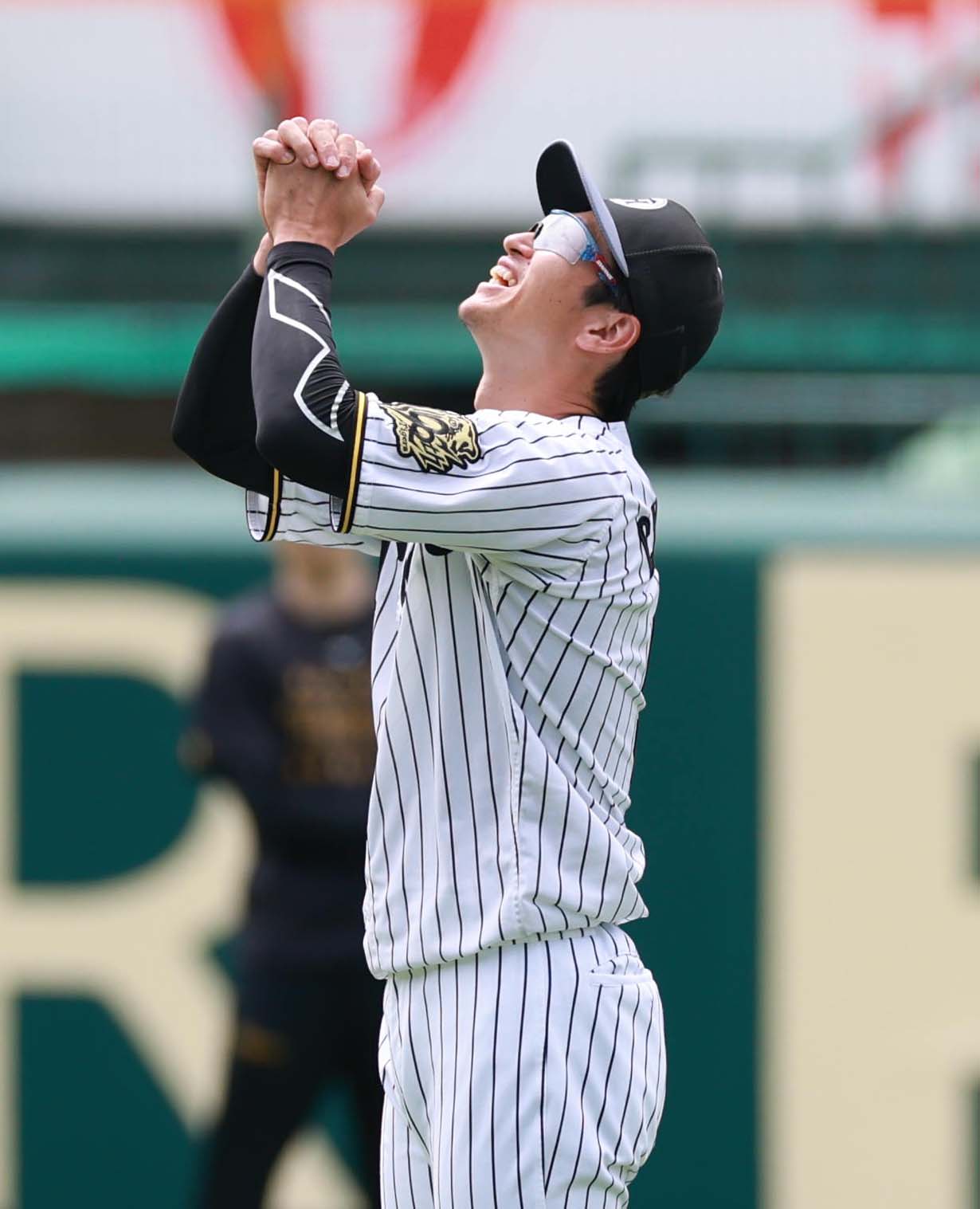 天に祈るポーズを見せる近本（撮影・上田博志）