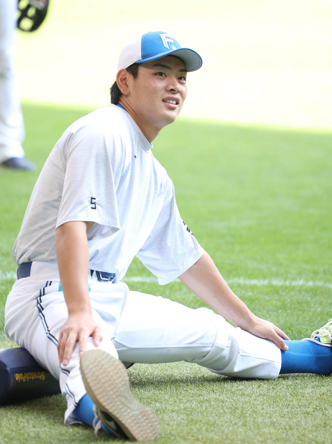 笑顔でストレッチする日本ハム野村（撮影・黒川智章）
