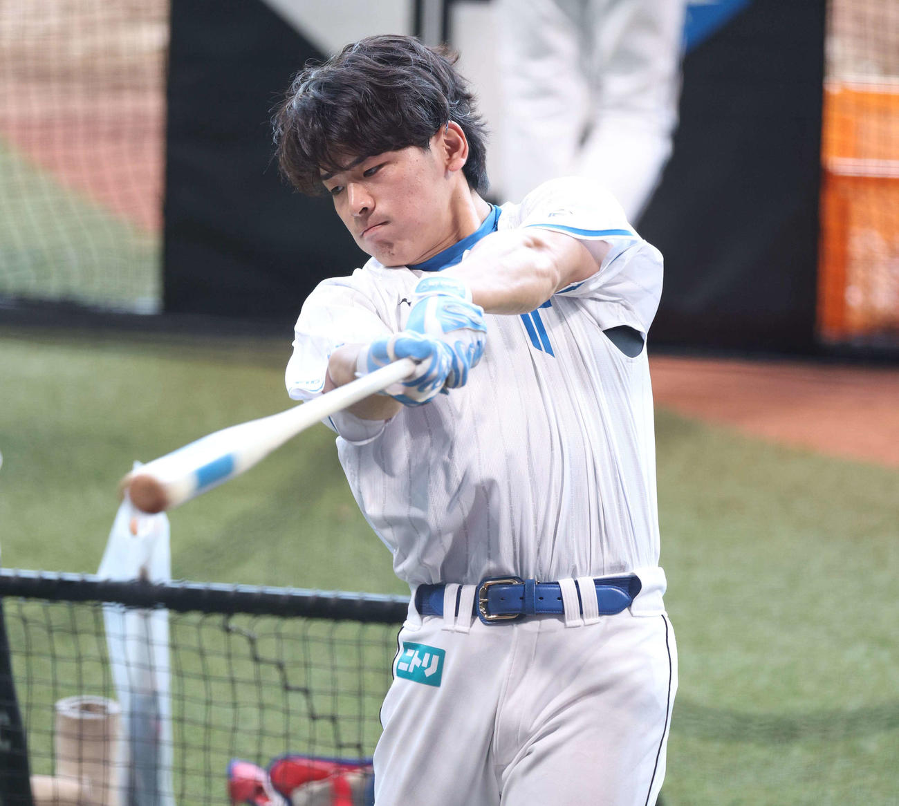 ティー打撃する日本ハム野村（撮影・黒川智章）