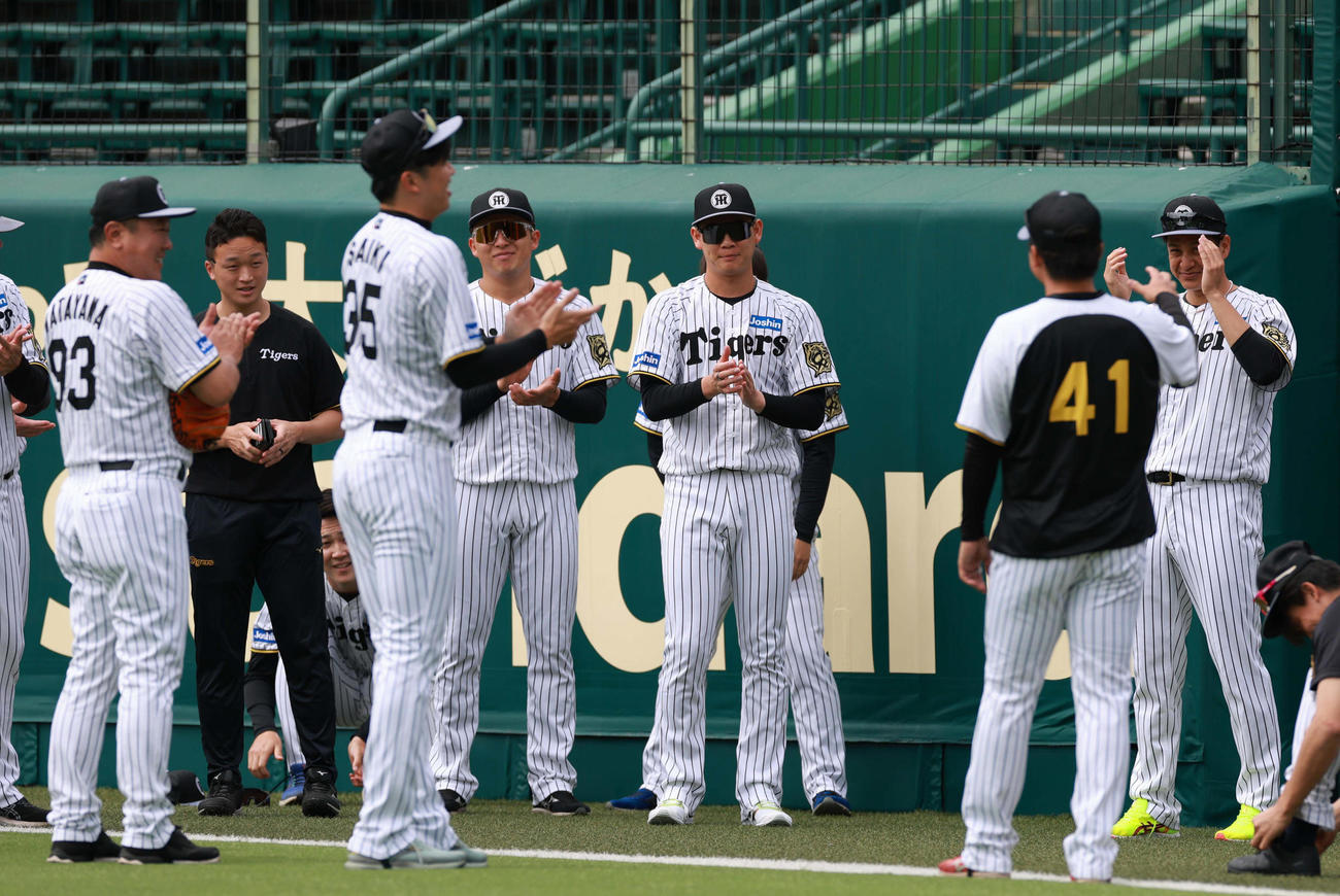 誕生日の村上（右から2人目）を拍手で祝うナイン（撮影・上田博志）
