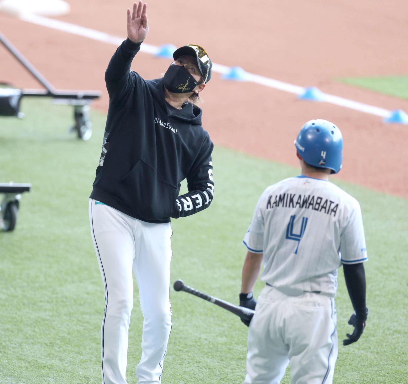 日本ハム上川畑に打撃指導する新庄監督（撮影・黒川智章）