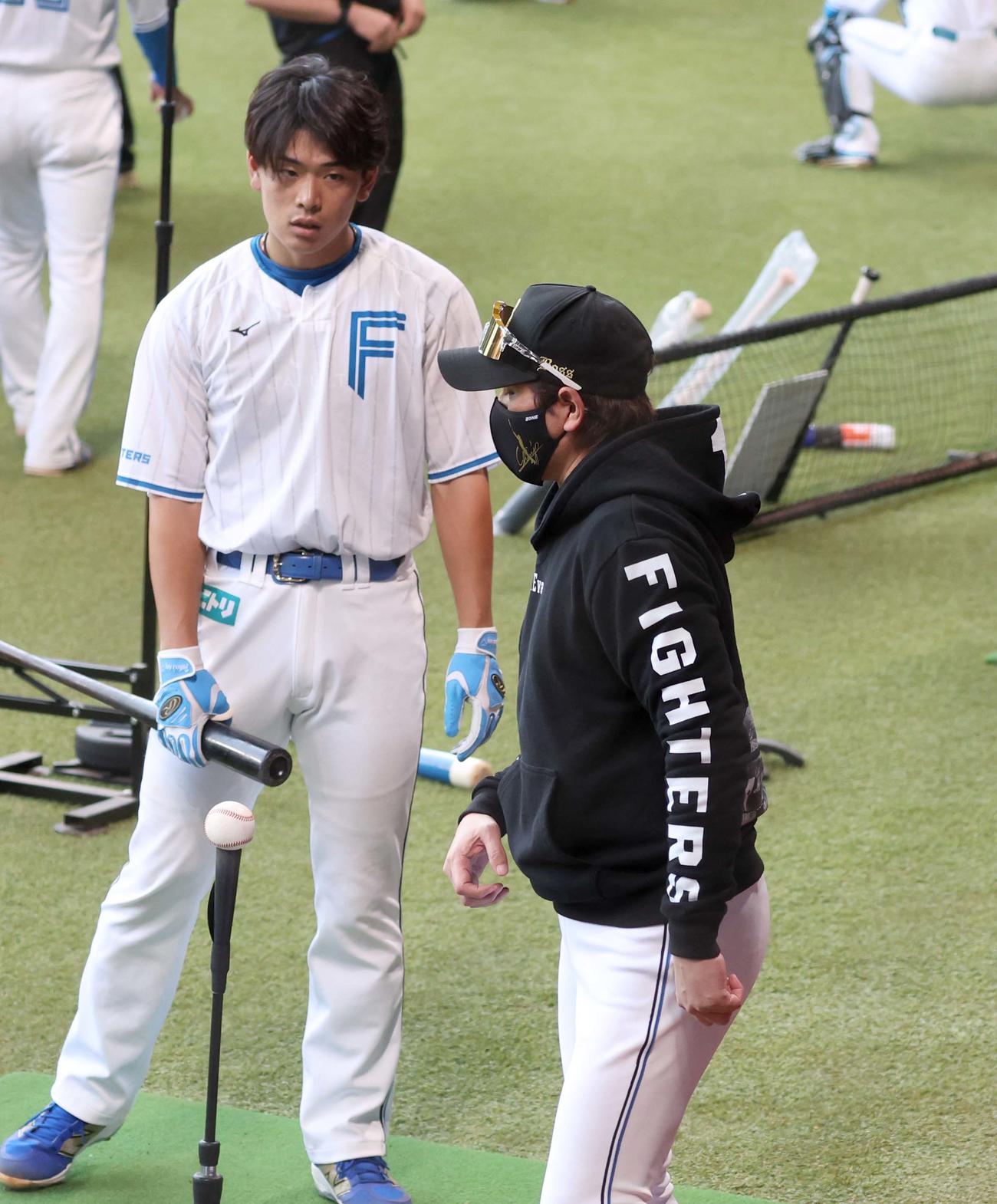 野村に声をかける新庄監督（撮影・黒川智章）