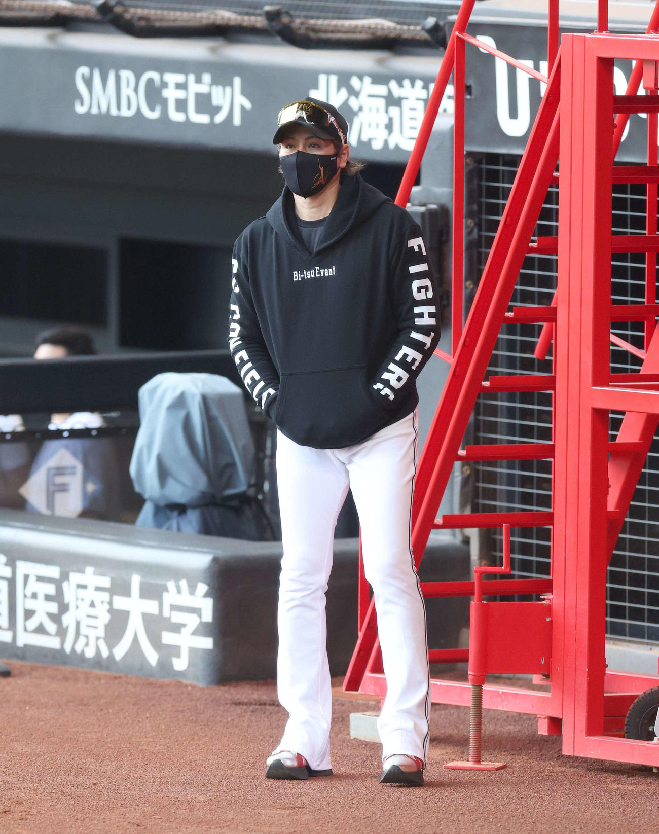 練習を見守る日本ハム新庄監督（撮影・黒川智章）