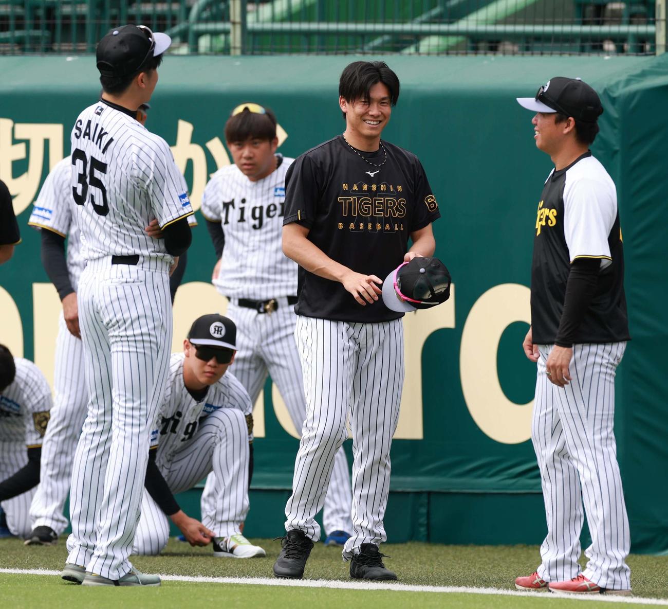 才木（左）村上（右）と笑顔で話をする湯浅（撮影・上田博志）