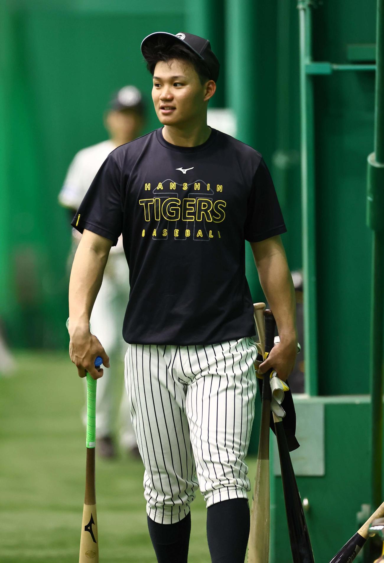 打撃練習を終え室内練習場を引き揚げる森下（撮影・上田博志）