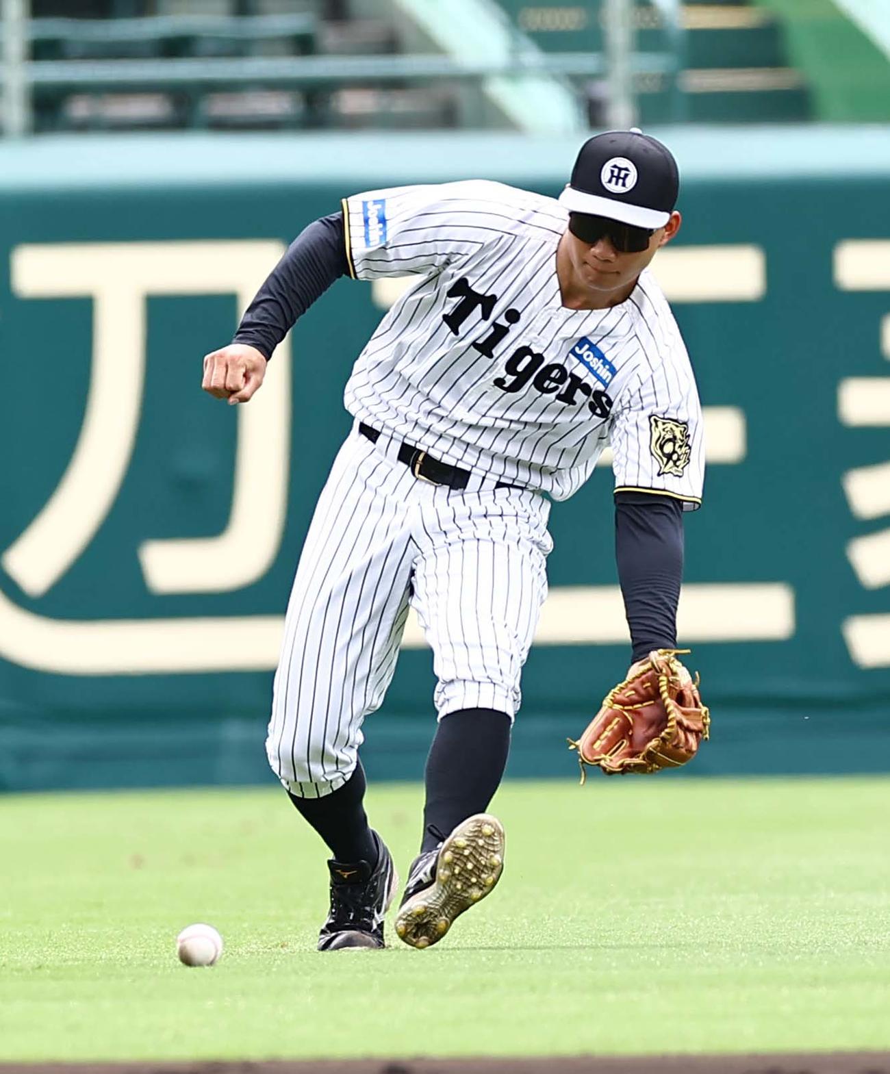 シートノックを受ける森下（撮影・上田博志）