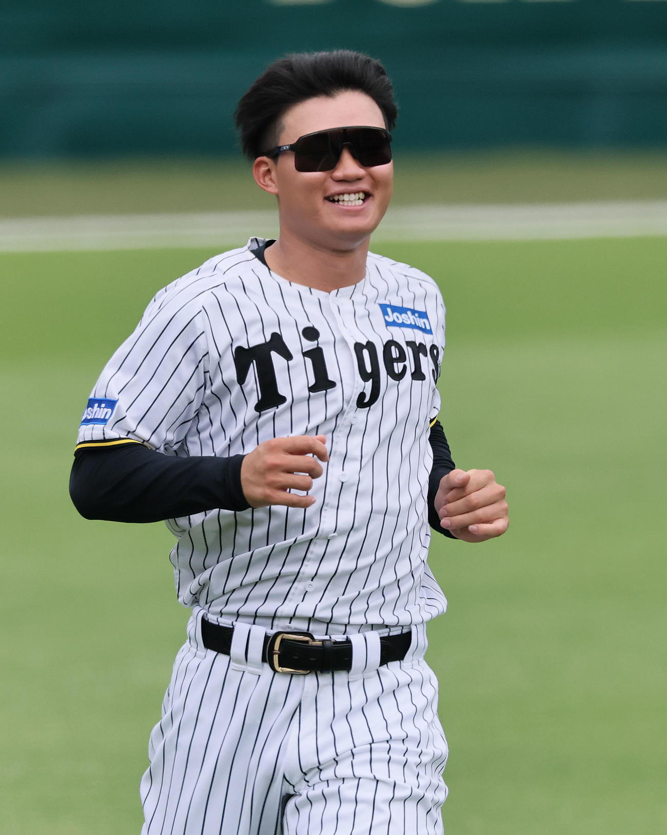 ダッシュする阪神森下（撮影・藤尾明華）