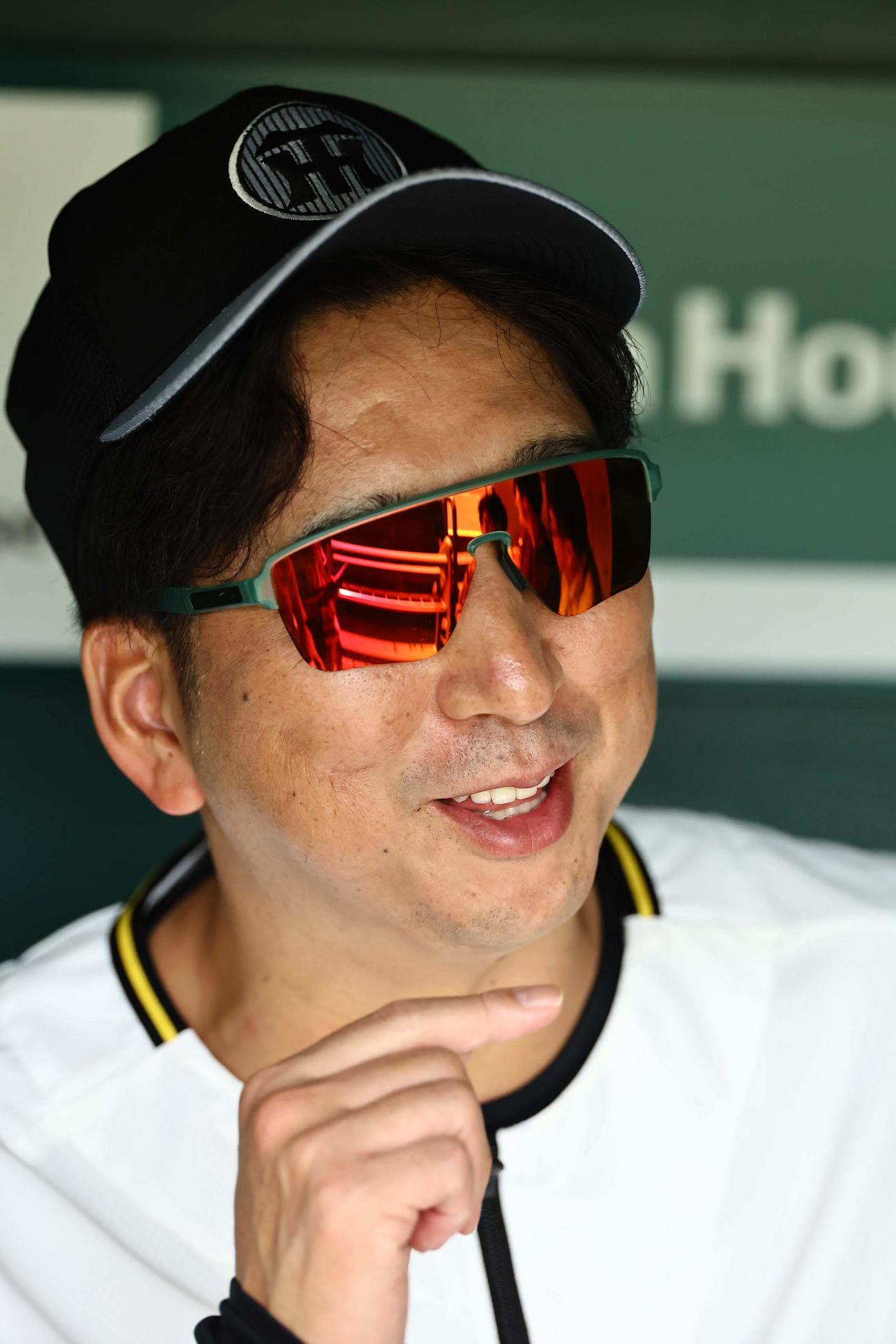 囲み取材を受ける藤川監督（撮影・上田博志）