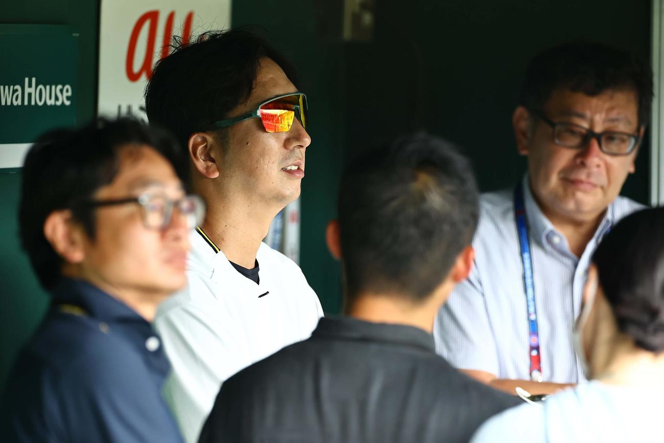 囲み取材を受ける藤川監督（撮影・上田博志）