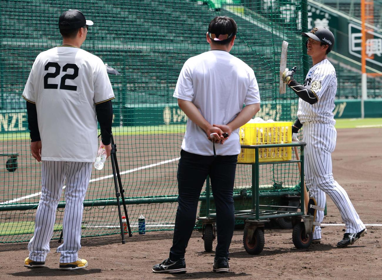 藤川監督（左）と言葉を交わす近本（撮影・上田博志）