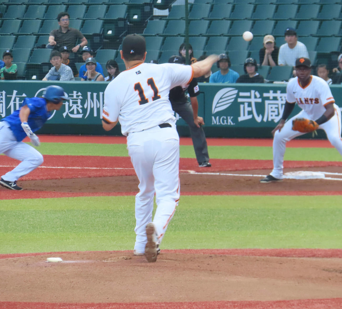 一塁にけん制する巨人田中将（撮影・水谷京裕）