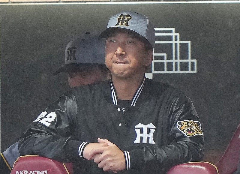 楽天対阪神　ベンチで厳しい表情を見せる阪神藤川監督