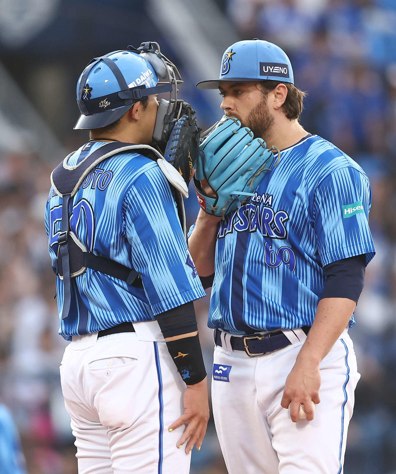 6月20日のロッテ戦　先制適時打を許し山本（左）と言葉を交わすケイ