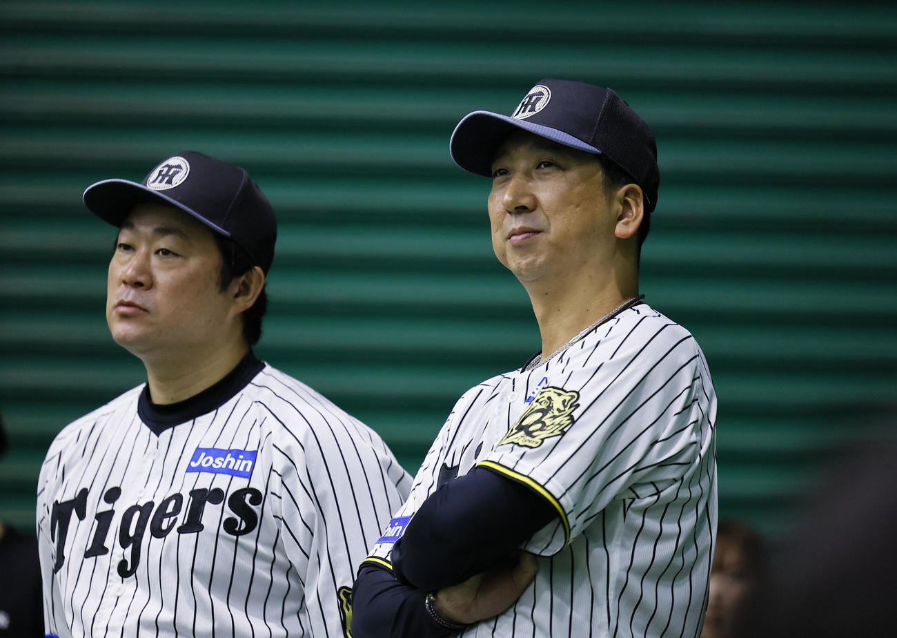 練習を見つめる阪神藤川監督（右）と安藤投手チーフコーチ（撮影・藤尾明華）