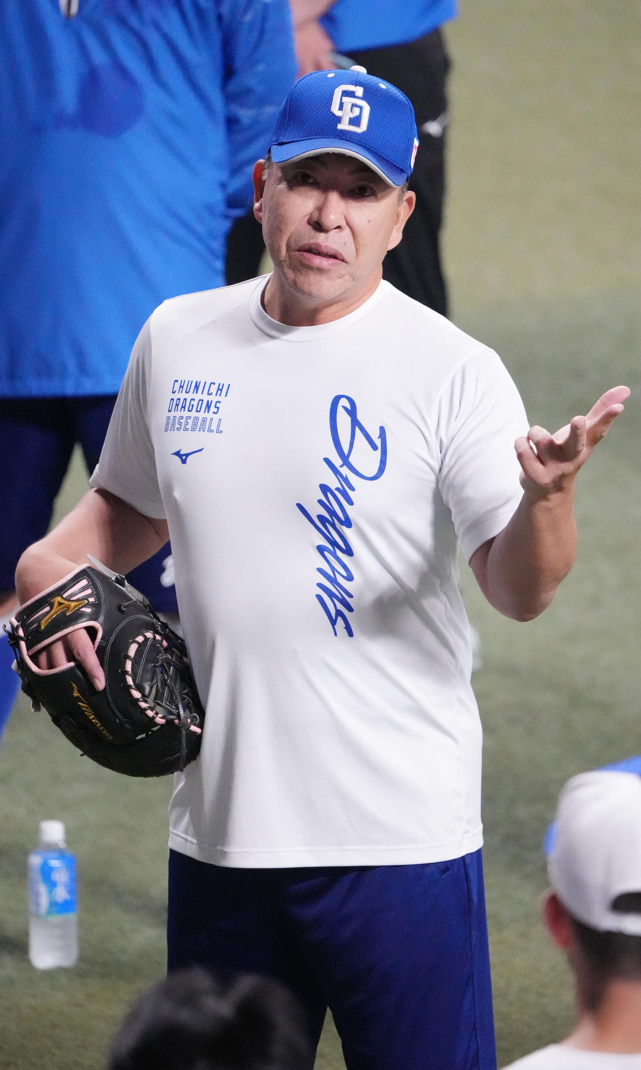 全体練習開始前、円陣の中央でナインに話をする井上監督（撮影・森本幸一）