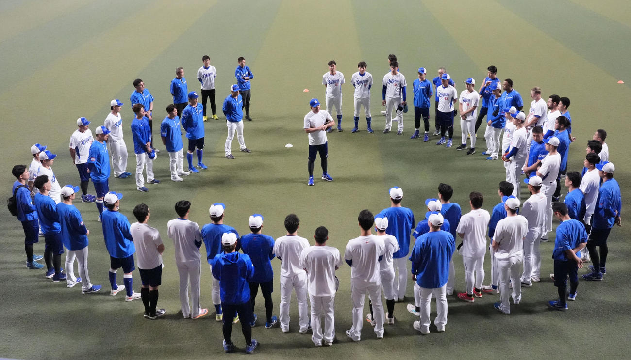 全体練習開始前、円陣の中央でナインに話をする井上監督（撮影・森本幸一）