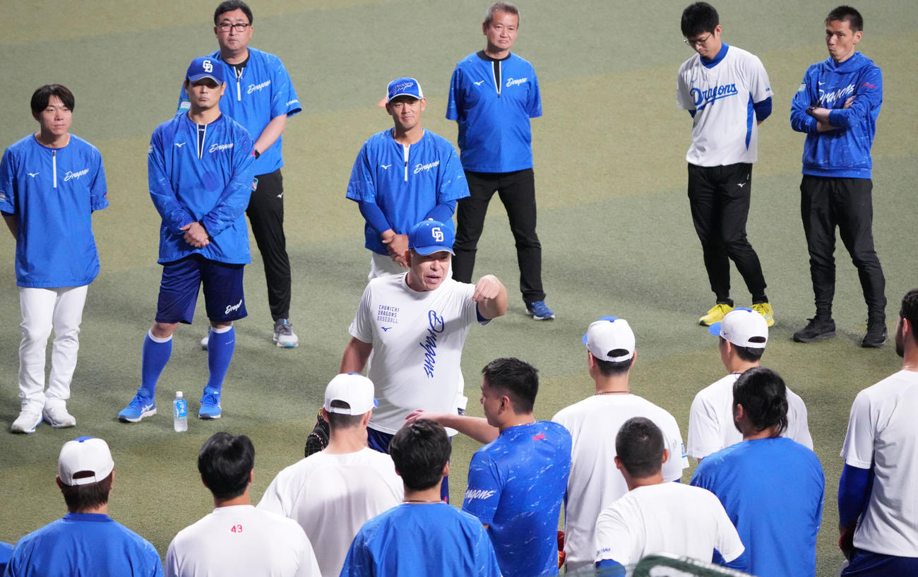 全体練習開始前、円陣の中央でナインに話をする井上監督（撮影・森本幸一）