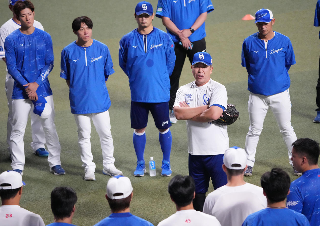 全体練習開始前、円陣の中央でナインに話をする井上監督（撮影・森本幸一）