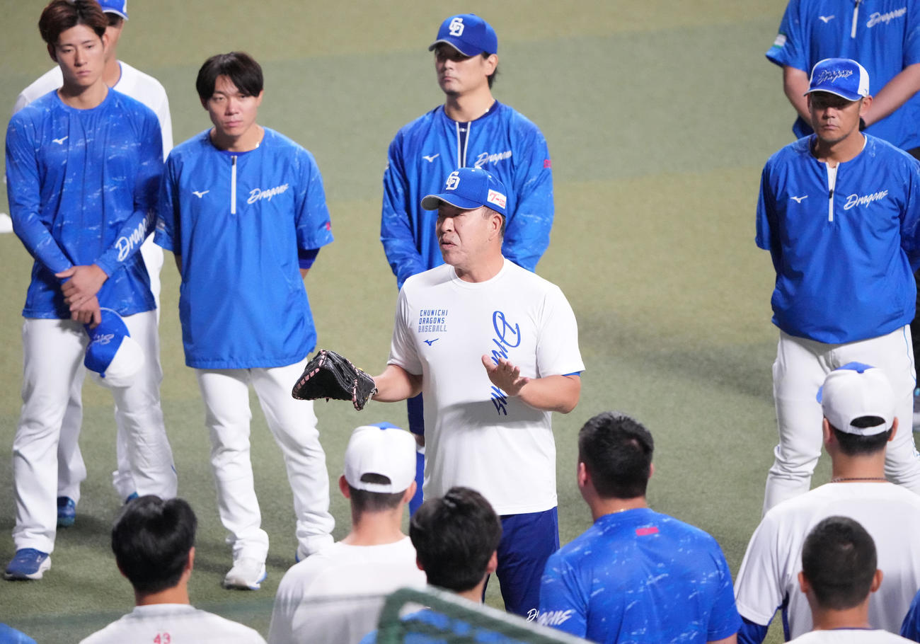 全体練習開始前、円陣の中央でナインに話をする井上監督（撮影・森本幸一）