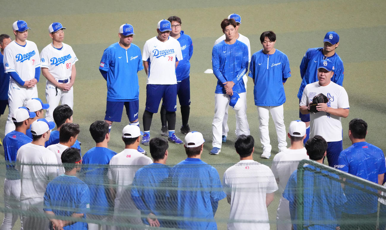 井上監督（右から2人目）は全体練習開始前、円陣の中央でナインに話をする（撮影・森本幸一）
