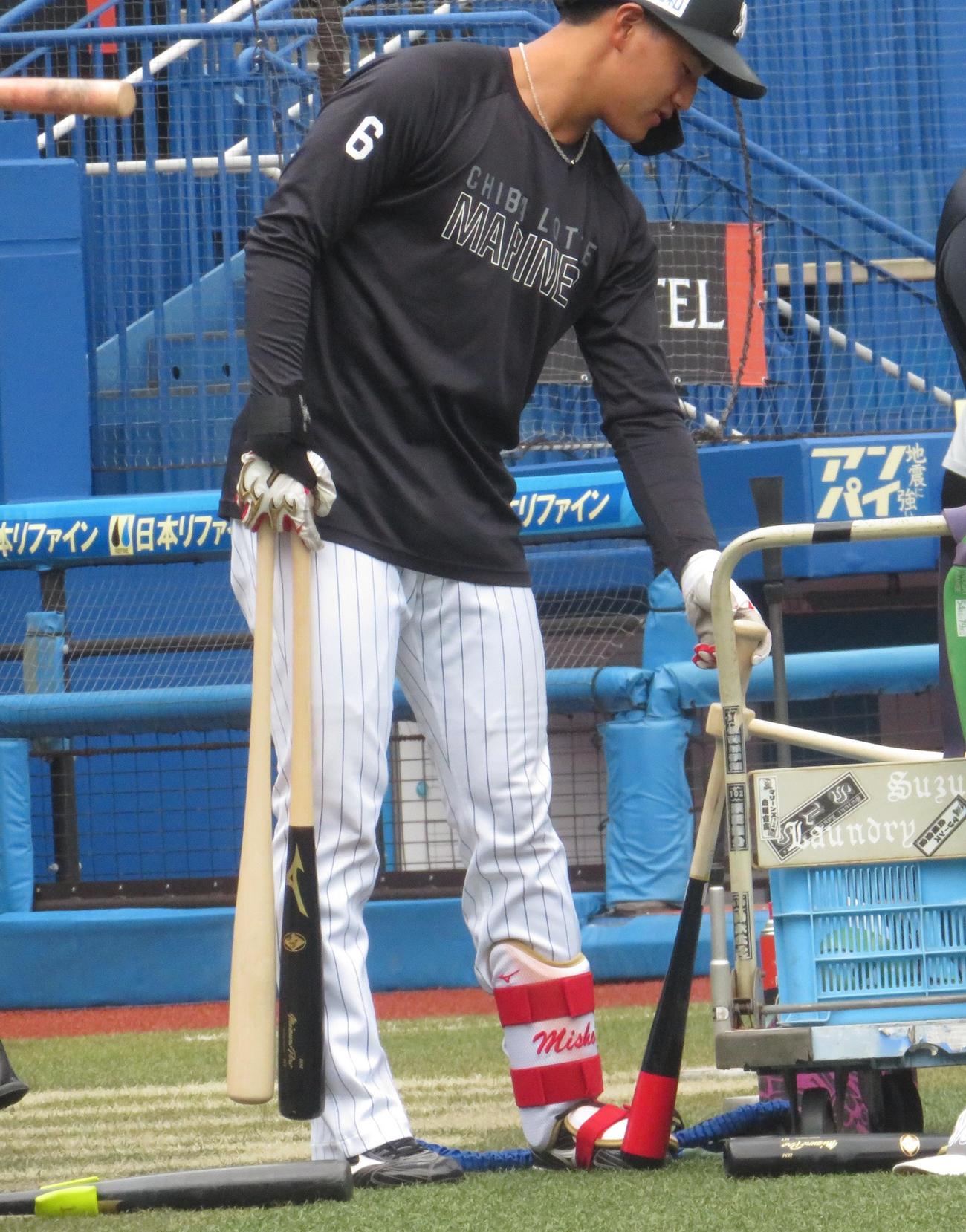 トレーニングバットを使って練習をおこなった西川（撮影・星夏穂）