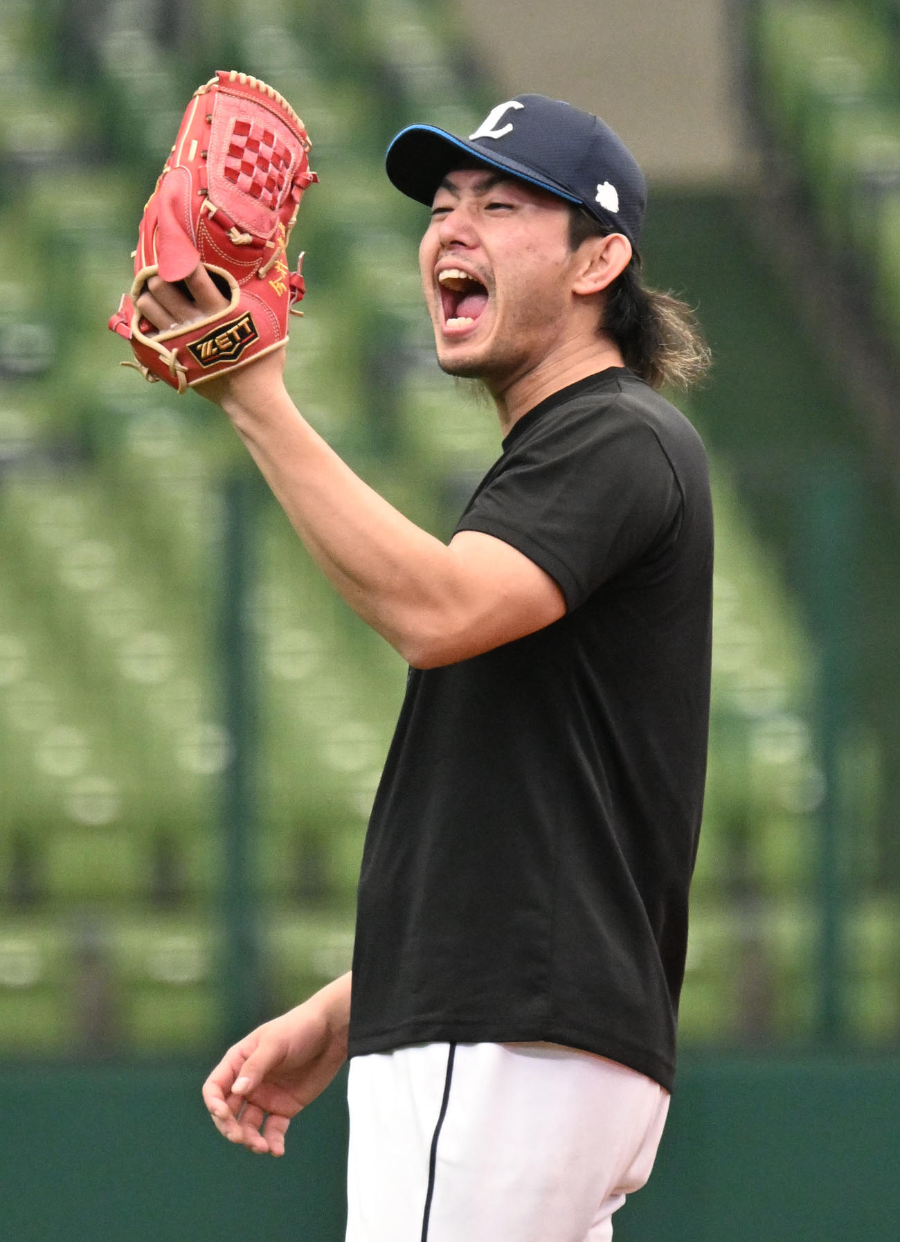 キャッチボール中、声を上げる今井（撮影・千葉一成）