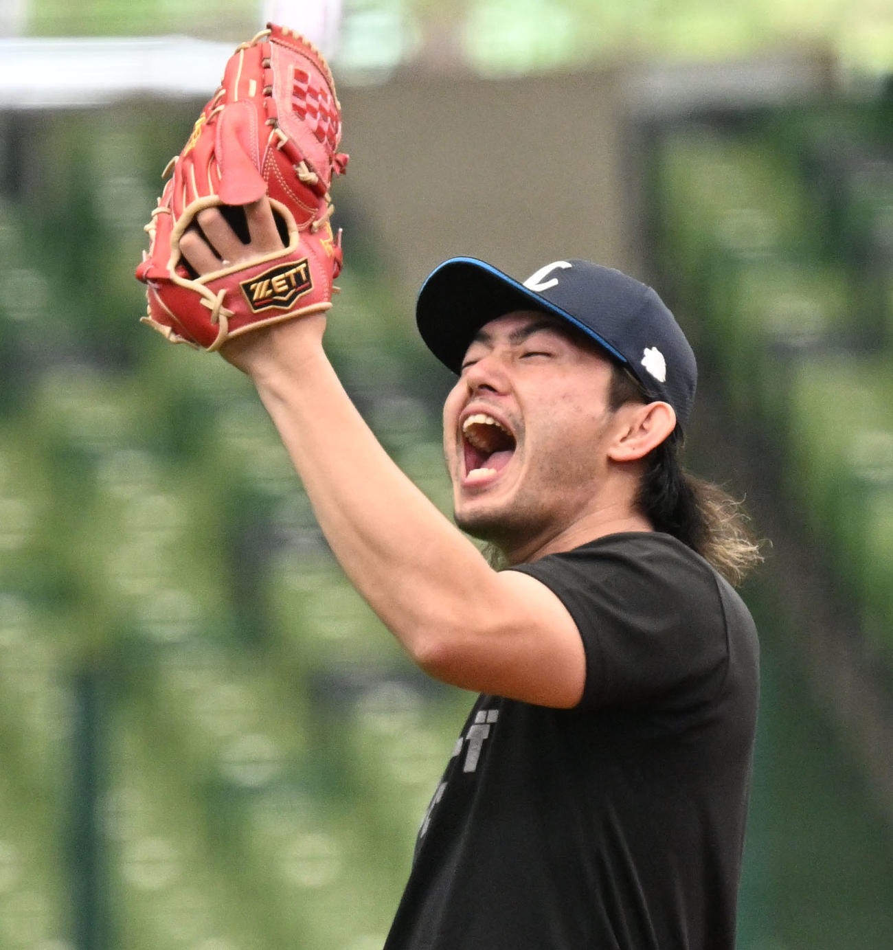 キャッチボール中、声を上げる今井（撮影・千葉一成）