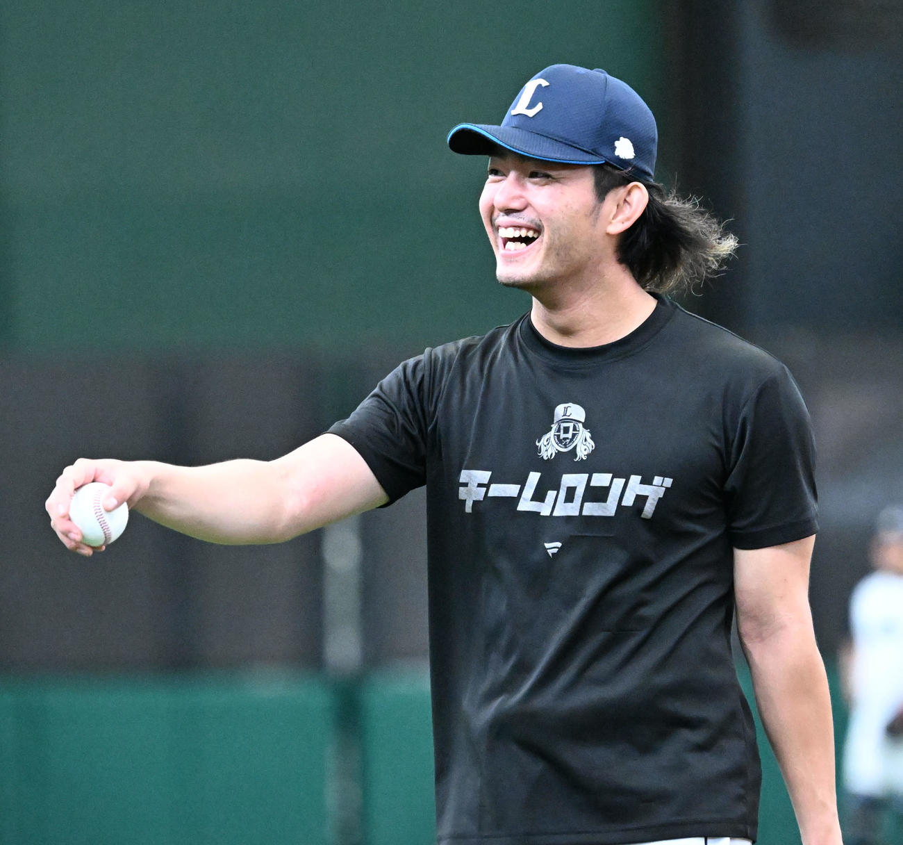 練習中、リラックスした表情を見せる今井（撮影・千葉一成）