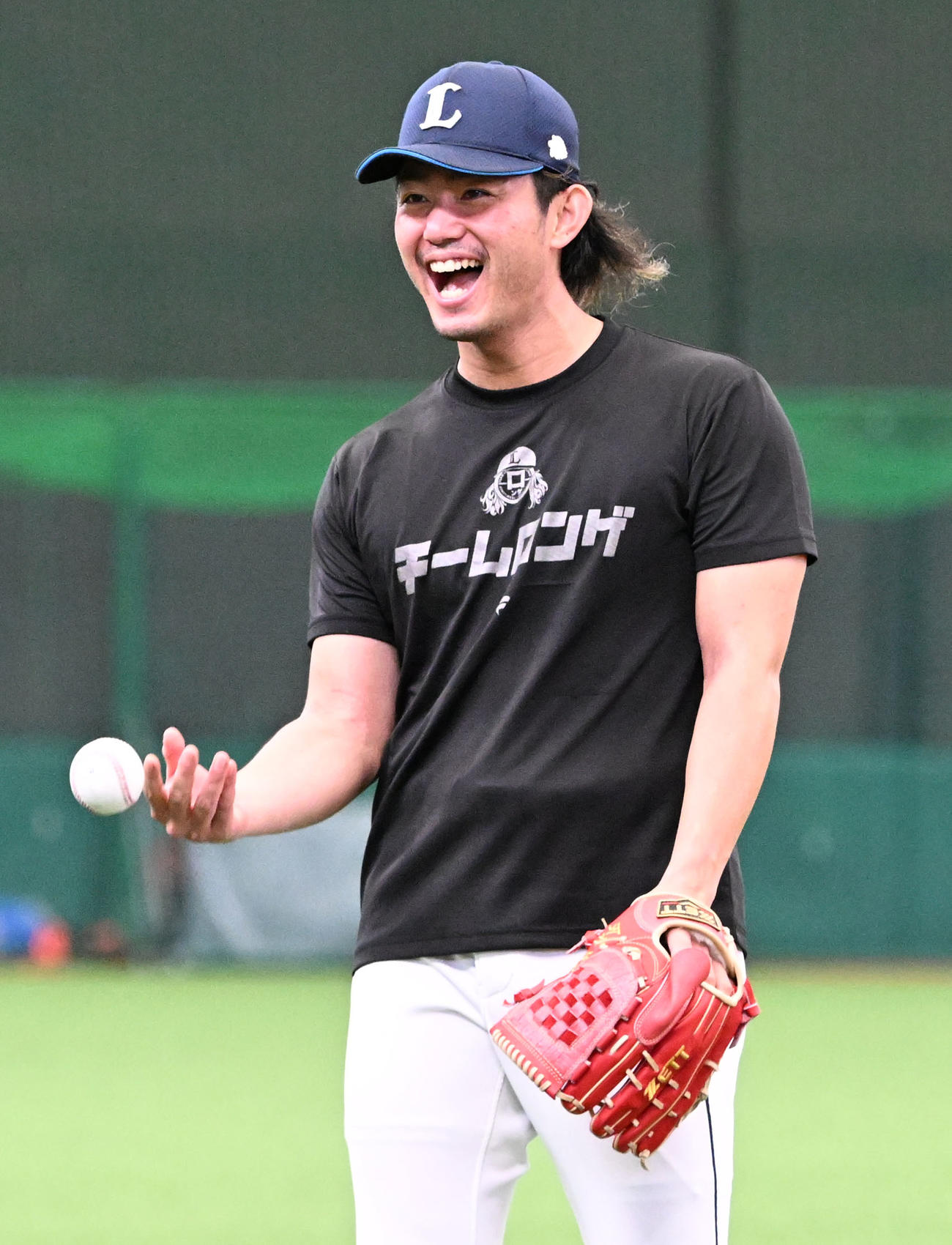 練習中、リラックスした表情を見せる今井（撮影・千葉一成）