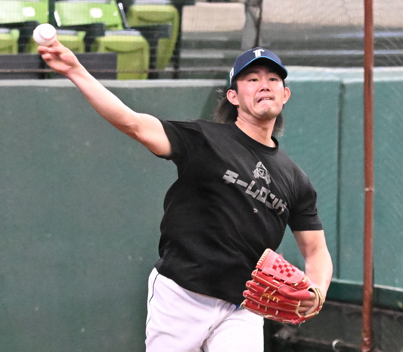 ブルペンに入り調整する今井（撮影・千葉一成）