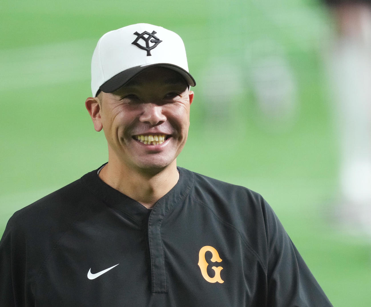 笑顔で練習を見守る巨人阿部監督（撮影・菅敏）