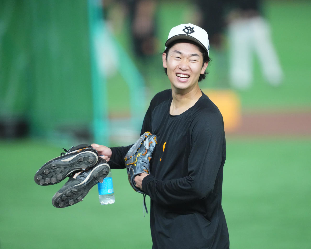 練習を終え、笑顔で引き揚げる巨人山崎（撮影・菅敏）