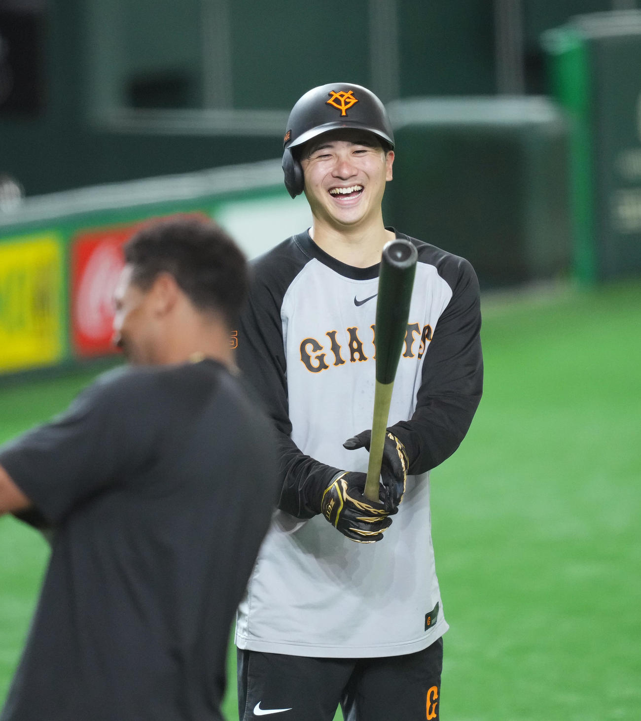 練習中に笑顔を見せる巨人泉口（撮影・菅敏）