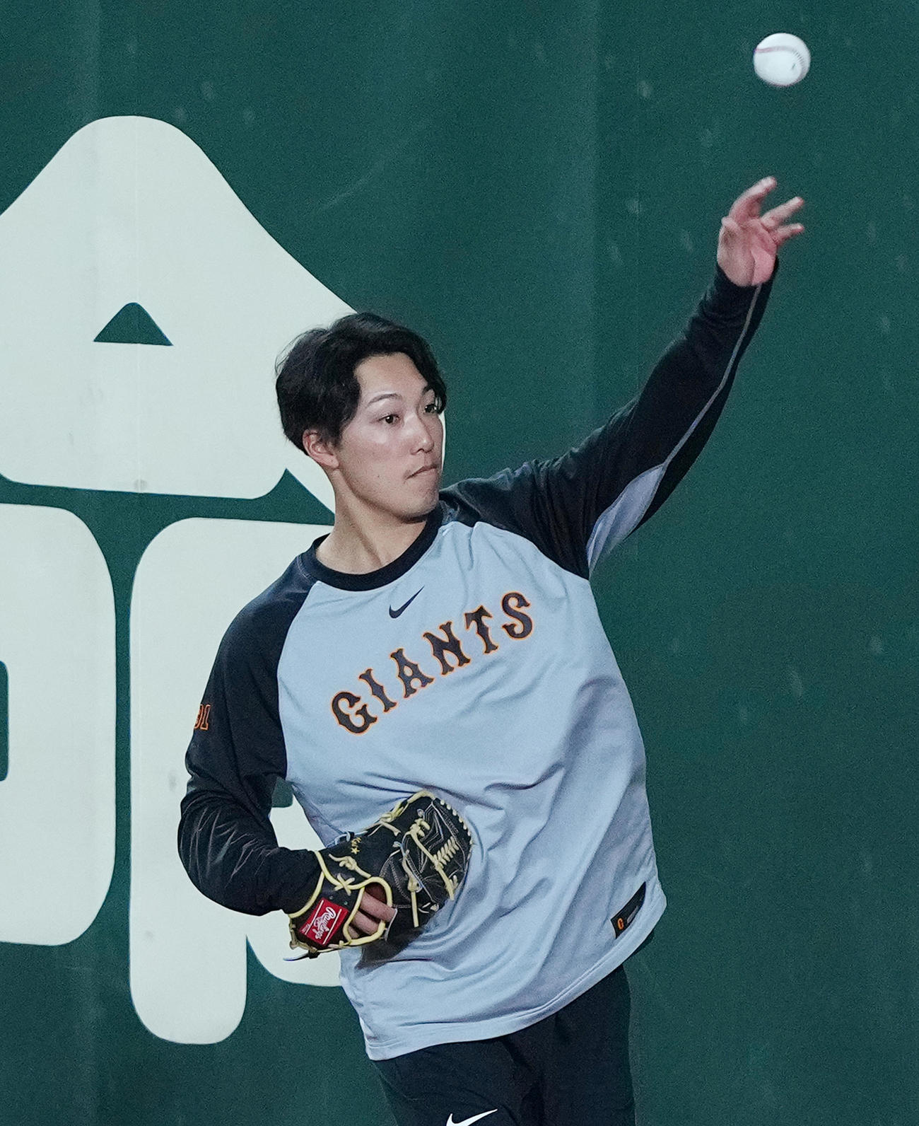 全体練習を前に左投げでキャッチボールをする巨人赤星（撮影・菅敏）