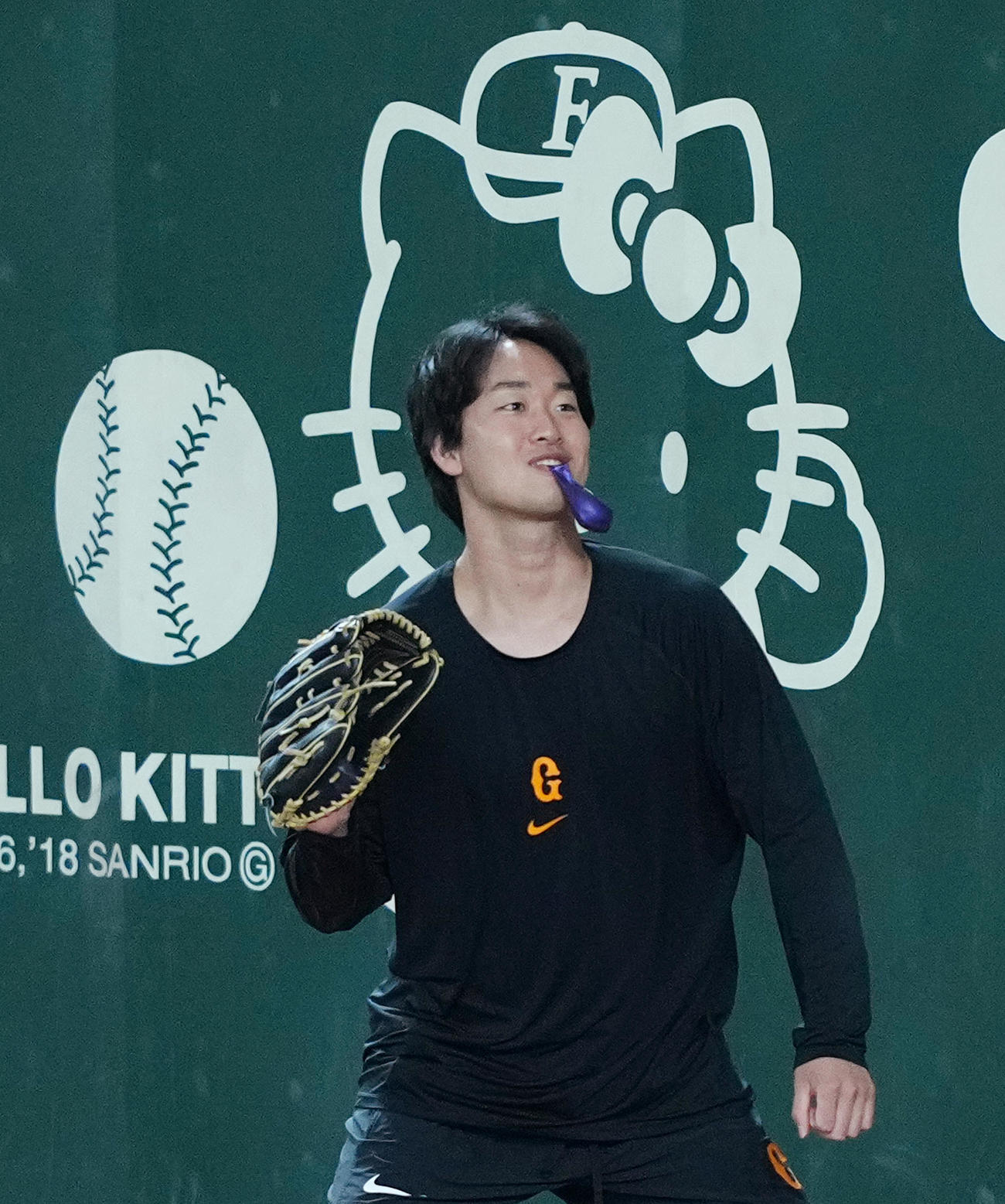 全体練習を前に左投げでキャッチボールをする巨人山崎（撮影・菅敏）